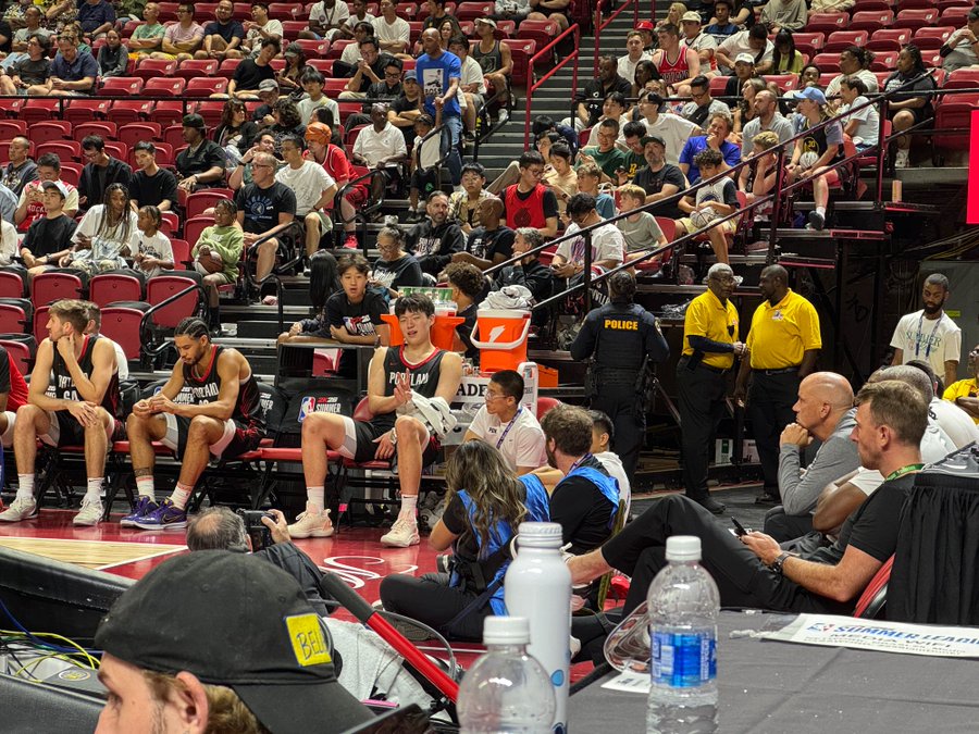 伟德体育平台-性格真好！队记晒照，杨瀚森配合记者们比✌️拍照