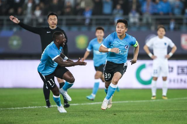 伟德体育首页-【中超】阎相闯双响罗马里奥难救主 大连2比1胜南通